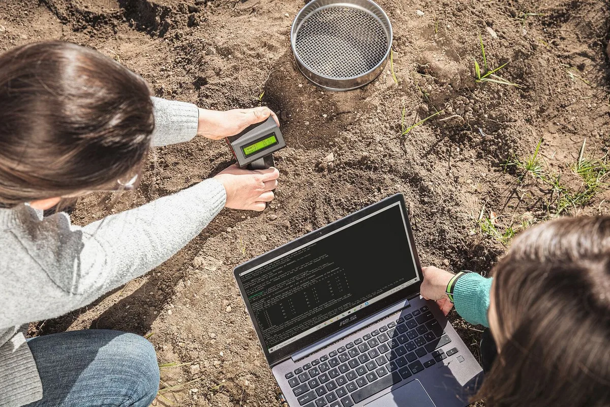 ab0a1964bf1fc2236a4e92de1821896690b0af7bd3c57fd4115e096315d8b494 Sonia Meller und Hélène Iven testen ihren Sensor im Feld. Die Messdaten lassen sich in Zukunft auch auf das Handy übertragen.