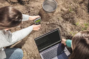 Sonia Meller und Hélène Iven testen ihren Sensor im Feld. Die Messdaten lassen sich in Zukunft auch auf das Handy übertragen.