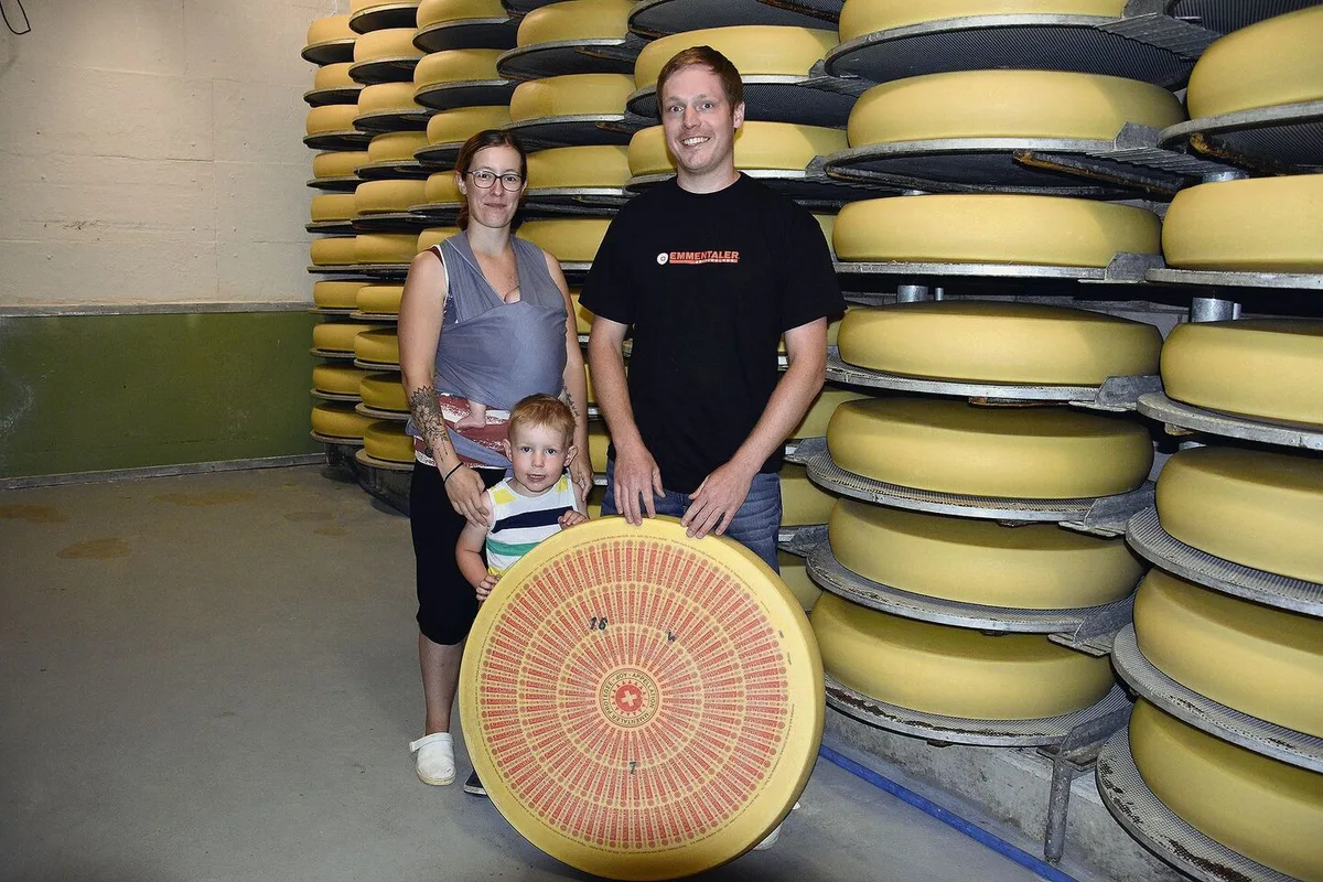 7724ed844efd71c69cd3ffcdbb29a4248a7dffa6e8d85fc336cd54ef2b2728a0 Das junge Käseehepaar Lukas und Stefanie Känel mit den Kindern Noah und Milena. Seit zwei Jahren sind sie Betriebsleiter der Käserei in Thörigen.