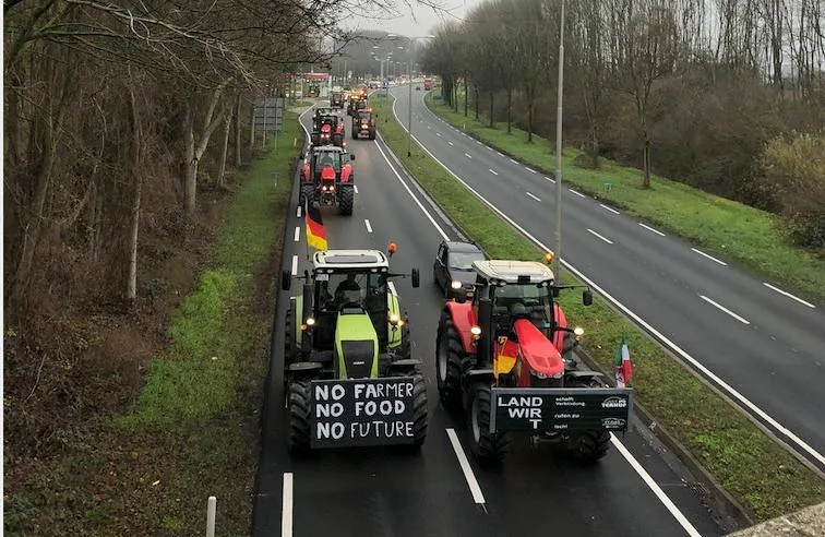 48a5108a802f5533b22df83d62c57d58de7e17a0 Giovane Moura schreibt auf Twitter zu diesem Bild, dass sich deutsche und niederländische Bauern auf der Autobahn auf den Weg machen. (Bild Giovane Moura/Twitter)