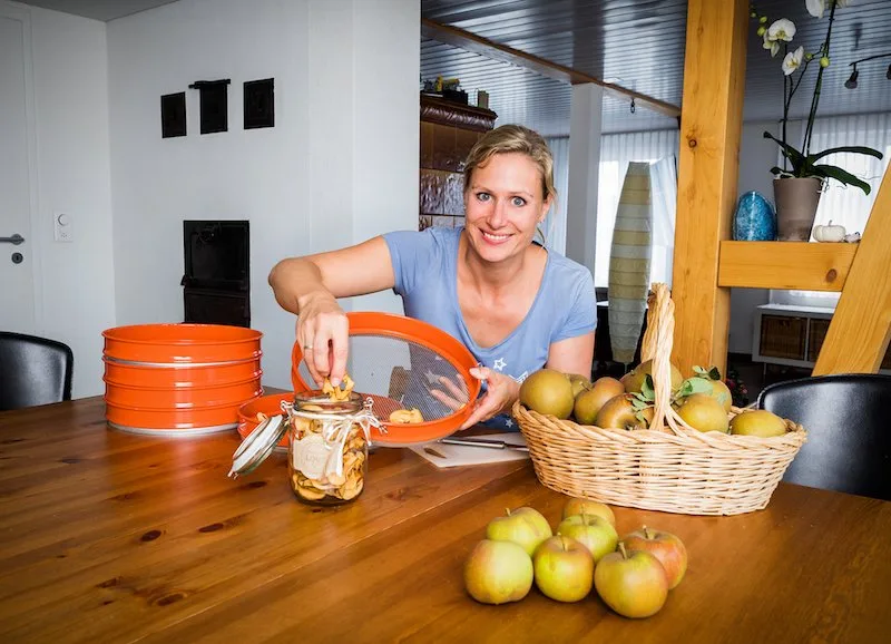 4f6fa8e5f7c348ab6ff55e51ba7ecdb49130631c Christine Egger lebt von Obstbäumen umgeben. Wir tippen, dass der Apfel im Menu eine Rolle spielen wird. (Bilder SRF/Ueli Christoffel)
