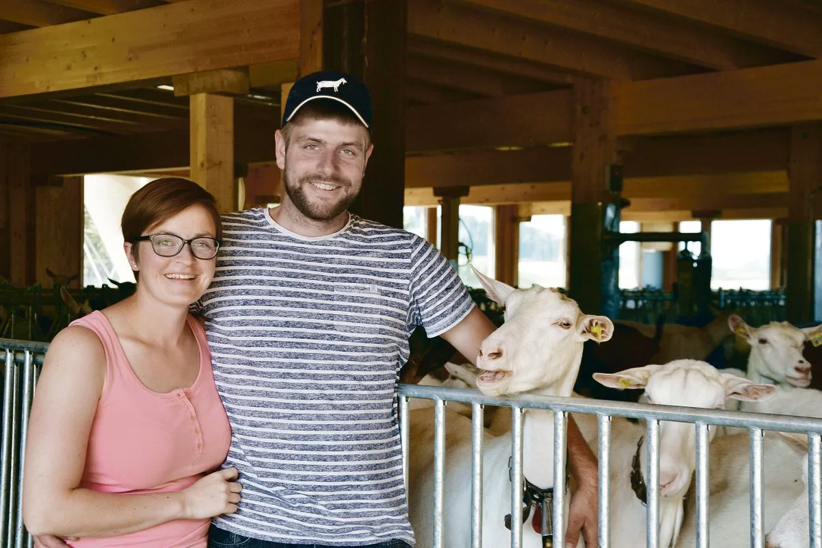 a496cb5325b6261ae5ff550644bcfb1d54cc6f6a Michel und Eveline Brünisholz haben viel Eigenleistung in den neuen Stall gesteckt.«Das hat sich gelohnt», sind sich die beiden einig.(Bild drt)
