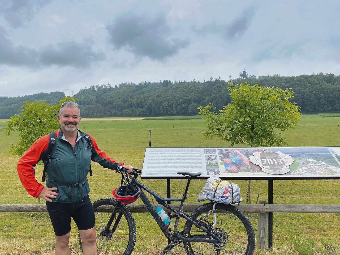 Koni Lustenberger und sein Bike vor dem ESAF-Gelände in Burgdorf. Kurz davor hat es noch geregnet.