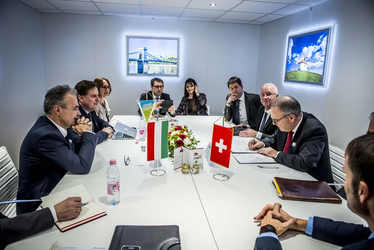 48b942b9e0868f88f429cb3e8093de597309a278 Bundesrat Guy Parmelin unterzeichnet die Europa Soja-Erklärung in Berlin. (Bild Csaba Pelsőczy)