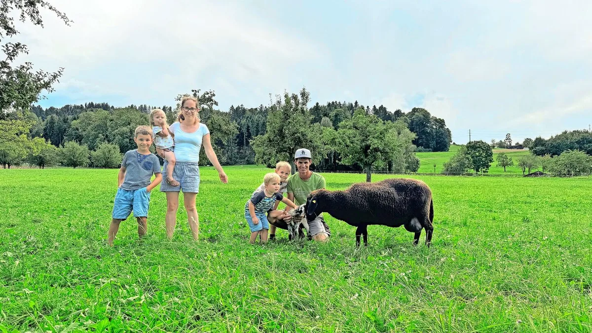 e15466658c686e37d56ec78390fe586482234ad34de68bafa1914f215ed57889 Reto Greminger (ganz rechts kniend) und Andrea Greminger (Mitte stehend) mit ihren Kindern Dario, Dian, Leano und Alina schätzen die Zutraulichkeit der Engadinerschafe.