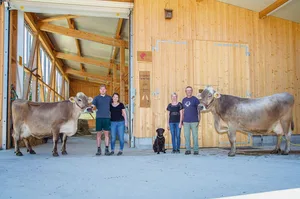 Zwei Generationen: Oliver, Marina, Annemarie und Willi Vogt (v. l. n. r.) mit den beiden 100 000er-Kühen Bria (links) und Berenice. Dazwischen die Hündin Pagira.