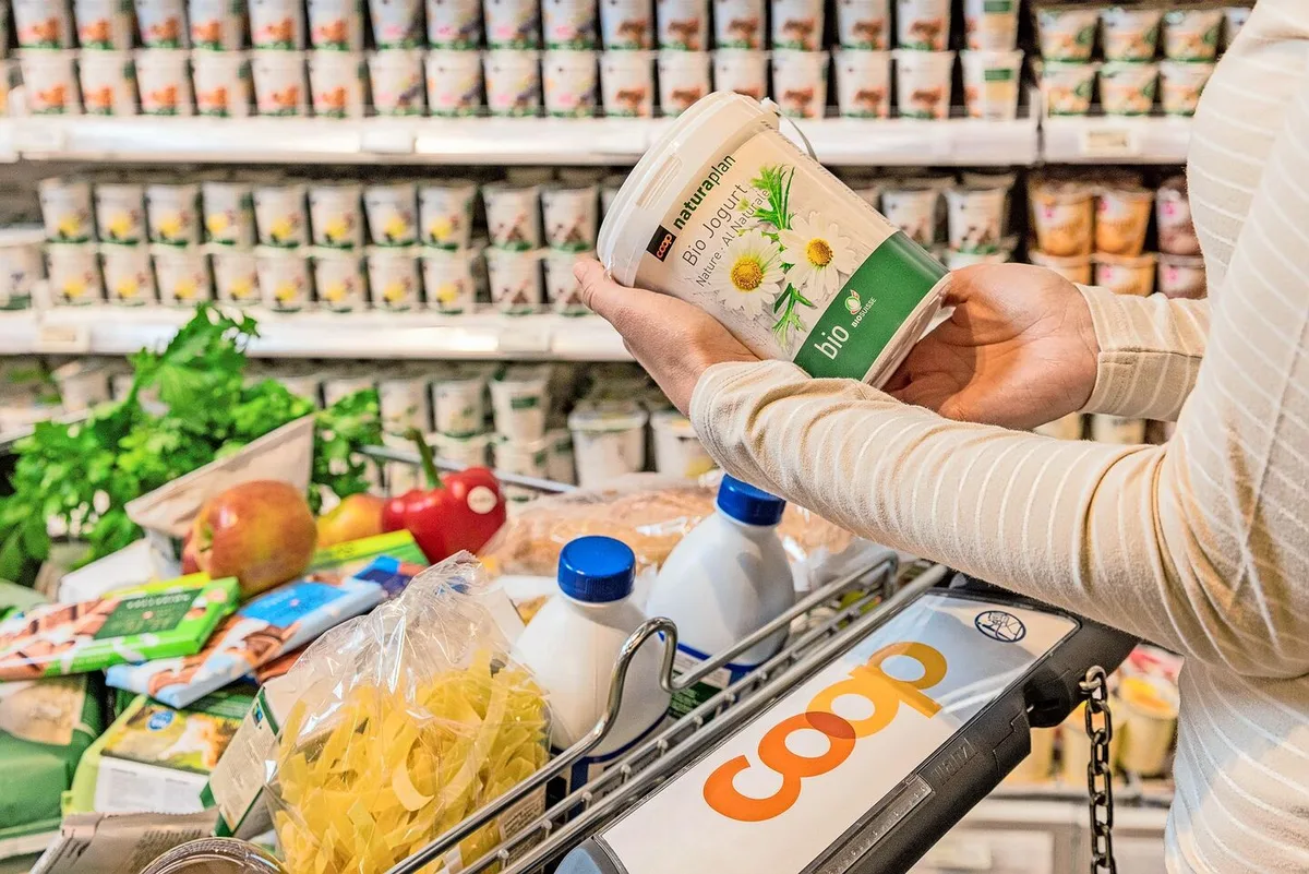 0cbcb47d8e7ac8ec48cf898272f98cca64cef28bd2be922dd9e3fb6864ca1d02 Das Bio-Sortiment bei Coop soll weiter ausgebaut werden. Zudem will die Detailhändlerin stark auf lokale Produkte setzen.