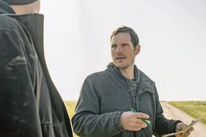 Jeremias Niggli hat es lieber praktisch. Nach der Matura machte er eine Ausbildung zum Landwirt, bevor er an der HAFL das Agronomie-Studium antrat. Heute ist er am FiBL als Berater tätig. Zukünftig träumt er von seinem eigenen Hof. (Bild hja)