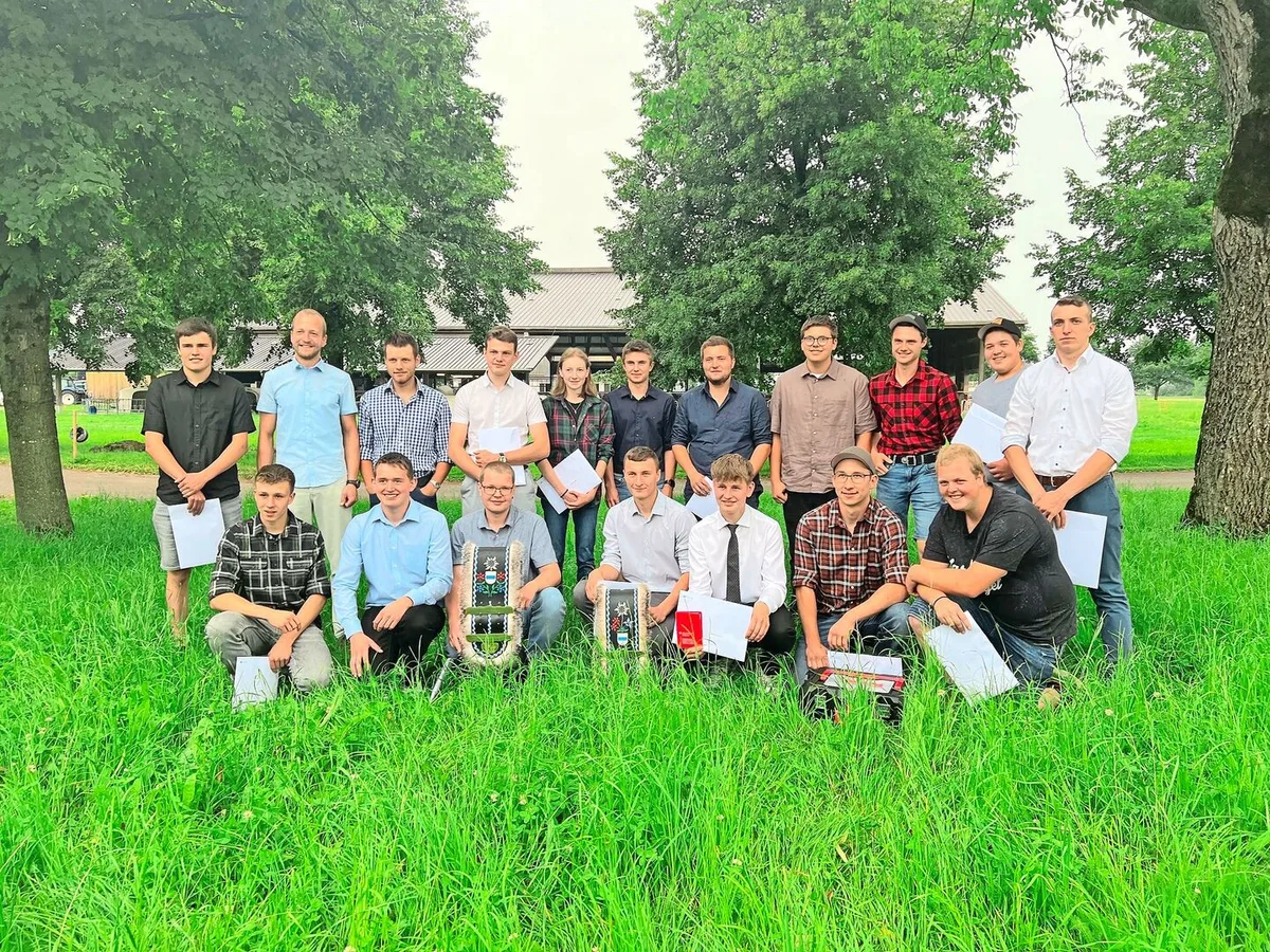b36d996e2459f028277018856e8a57170429113d2db5befd3858af18ba7f746c Strahlende Gesichter an der Schlussfeier des LBBZ Schluechthof: 17 junge Männer und Frauen sind nun Landwirt/in EFZ.