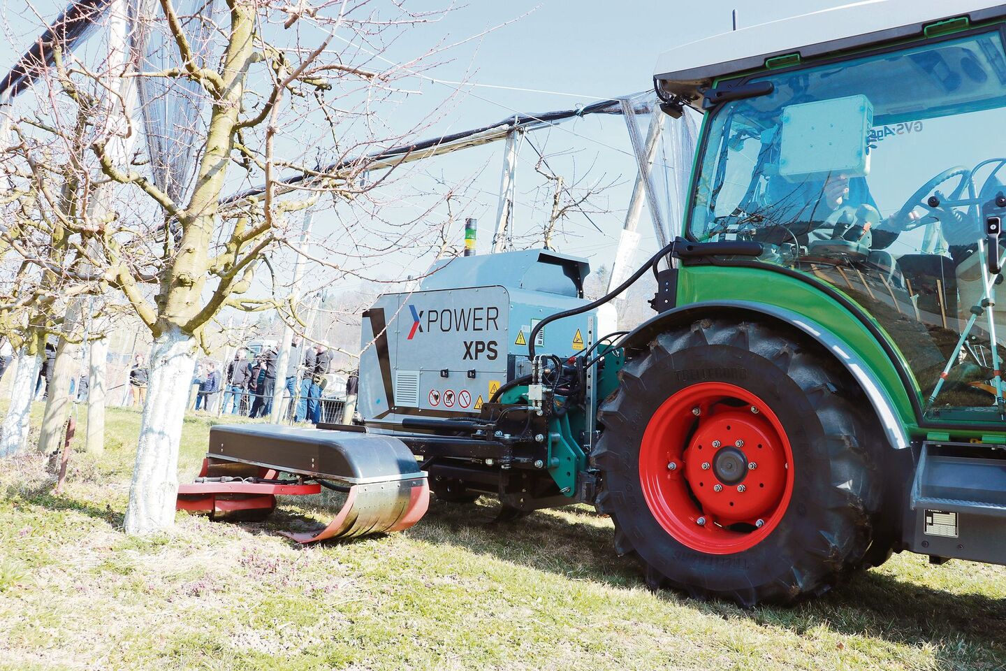 Mit Strom gegen Unkraut: Via Landi Sursee ist «X-Power» als Dienstleistung diese Saison im Obst- und Weinbau erhältlich. Am LZ Liebegg wurde die Maschine vorgeführt.