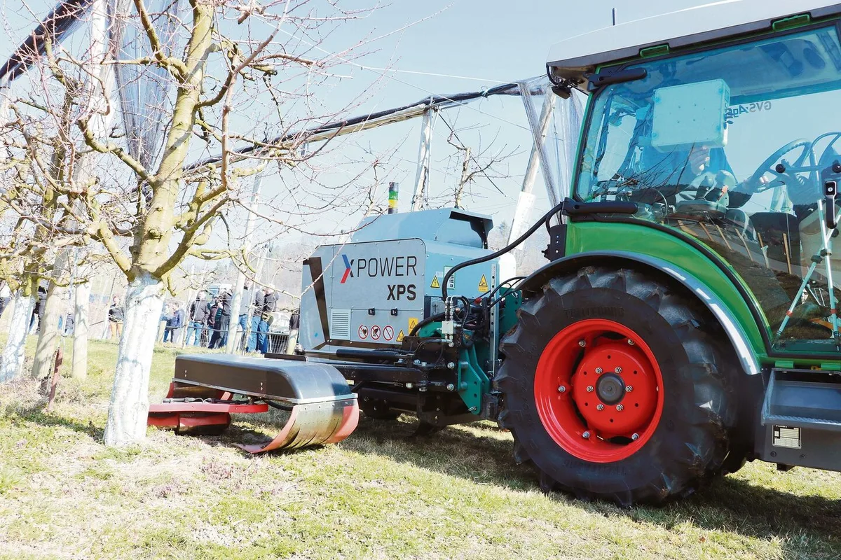 fe10acb126c6a0db5a59461c23dea03336e4c649f5180beab0ec44cadba0e773 Mit Strom gegen Unkraut: Via Landi Sursee ist «X-Power» als Dienstleistung diese Saison im Obst- und Weinbau erhältlich. Am LZ Liebegg wurde die Maschine vorgeführt.