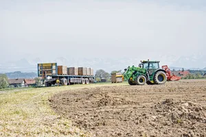 Aufgepasst beim Fahren mit angebautem Frontlader auf öffentlichen Strassen.