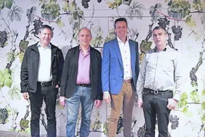 Daniel Vetterli mit den Kandidaten fürs SMP-Präsidium (v. l. n. r.): Christophe Noël, Boris Beuret und Urs Werder.