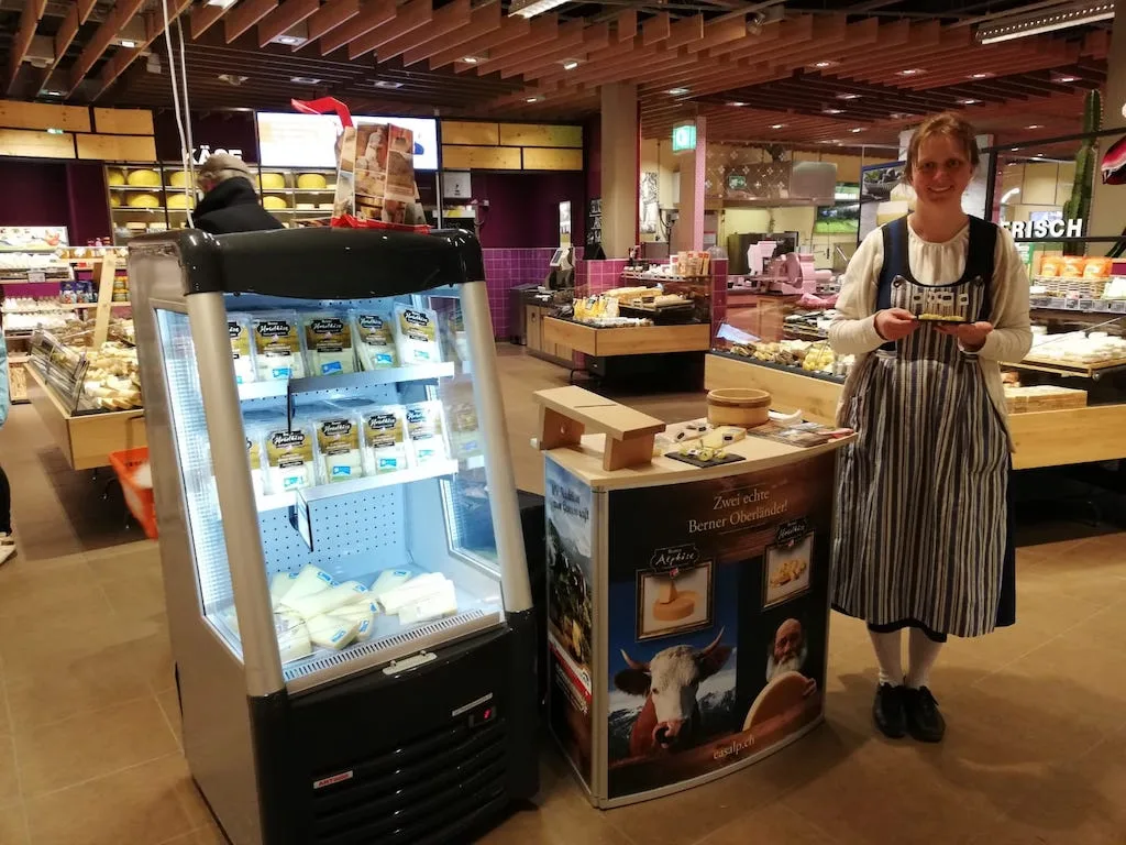 b3855d985ef9ce999b7ada41c5cb064d0bdaa707 Christa Sieber, Alpkäseproduzentin aus Reichenbach bietet Käse zur Degustation an. (Bilder zVg)