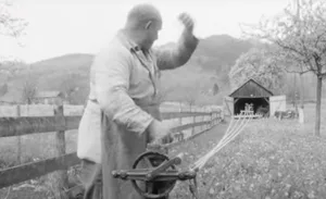 Emil Hardegger gibt seiner Frau Therese Hardegger, die im Schopf wartet, ein Handzeichen, dass sie mit dem Drehen der Seilmaschine beginnen kann.