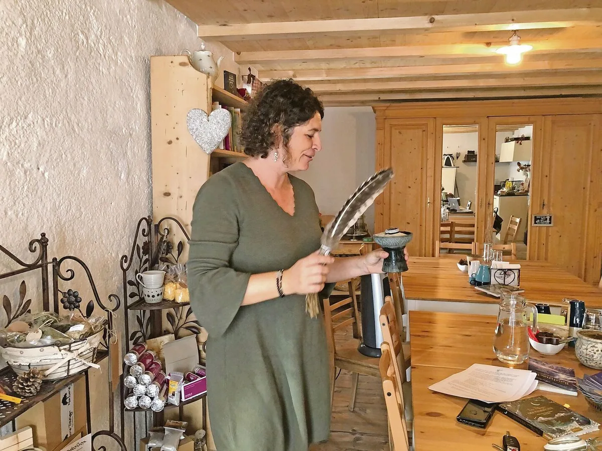Margrit Steiner in ihrem Atelier in Steinen. Zum Räuchern benutzt sie ausschliesslich einheimische Kräuter, die sozusagen vor der Haustüre wachsen.