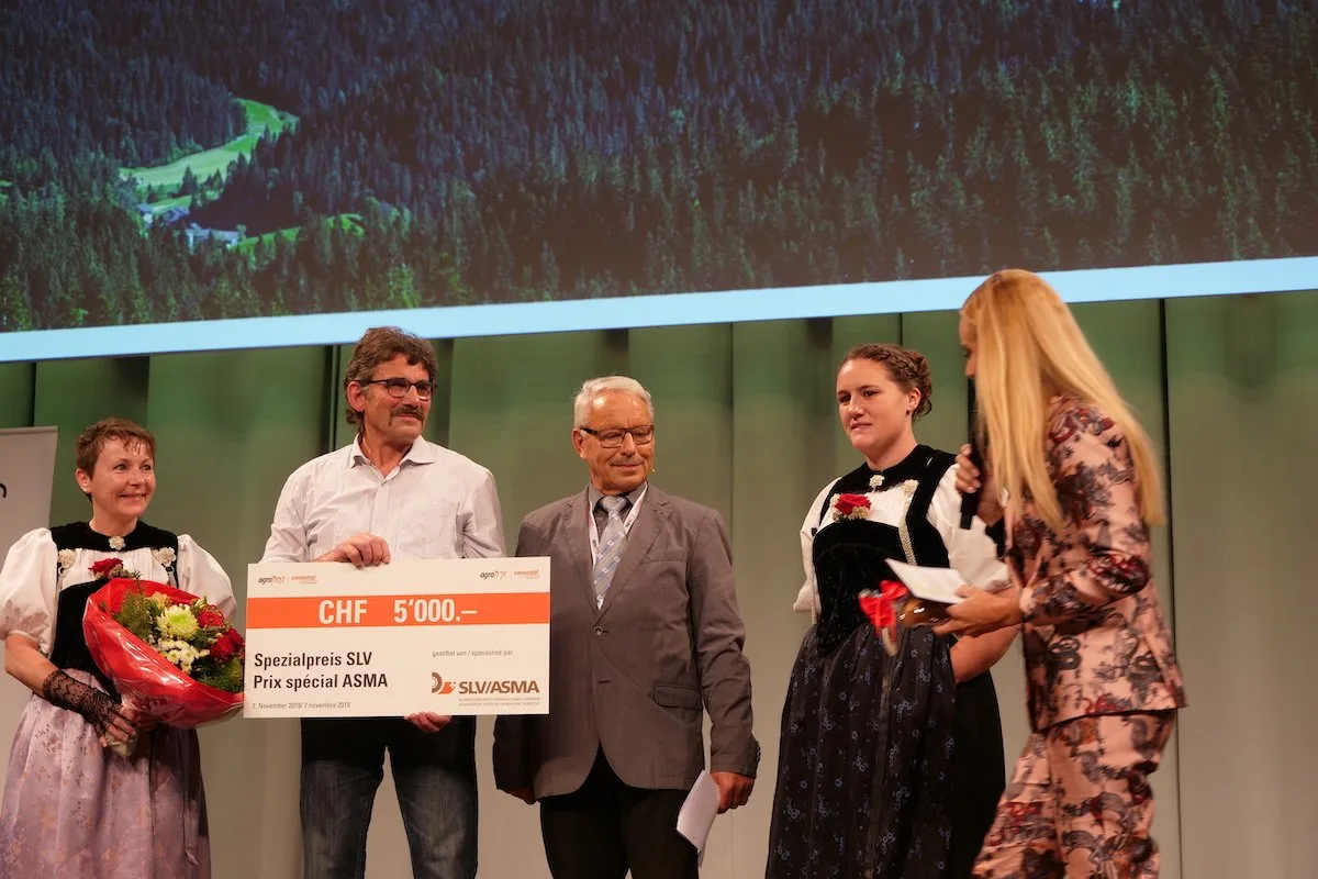 ffa6a881c02be3a049c394e8ba6234343b077ae2 Zusammen mit Max Ursin, Ingenieur aus Meiringen entwickelte Bernhard Aeschlimann die Idee einer Solaranlage zur Energieversorgung auf der Alp. (Bild Noemi Elmiger)