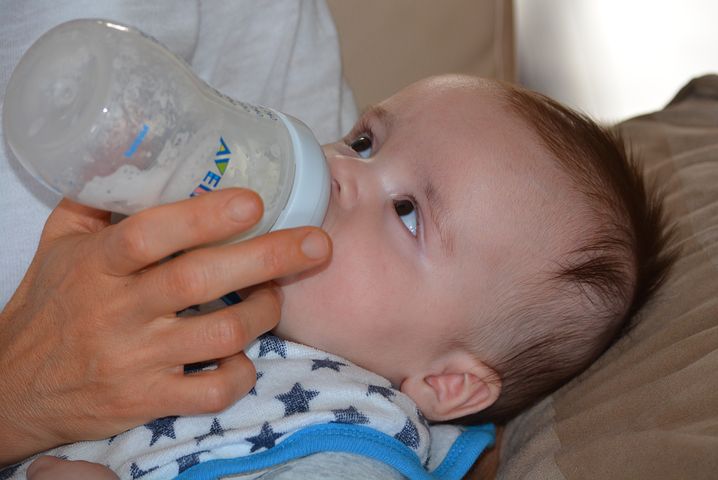 In Frankreich waren mehrere Duzend Babies an Salmonellen erkrankt, nachdem sie mit der Babymilch von Lactalis gefüttert worden waren. (Symbolbild Pixabay)