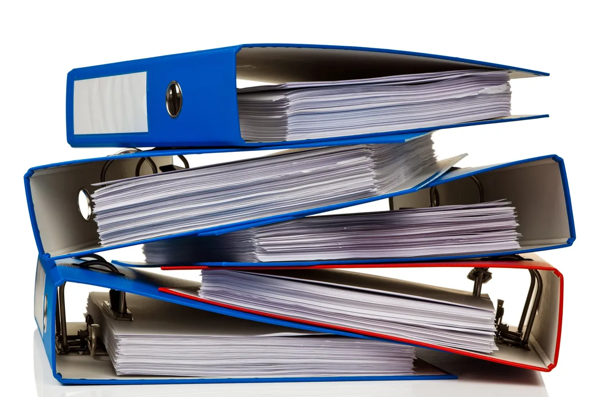 Akten Ordner mit Schriftstücken und Dokumenten