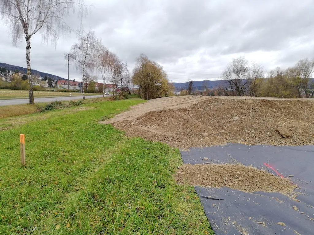 Rd. 10‘000m3 Kies wurde auf der Wiese, die durch eine Folie abgedeckt wurde, deponiert. (Bilder ZBV)