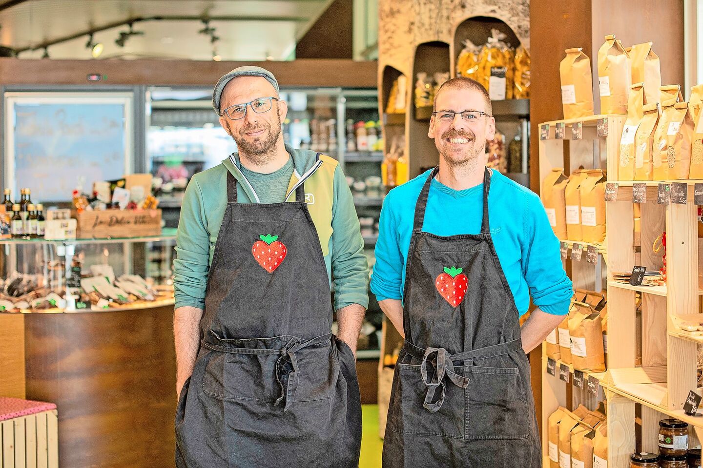 Daniel Bertschi (links), der Gründer, zusammen mit Fabian Gaier, dem Leiter des Lieferdienstes im Regiomarkt in Hochdorf. Die Optik des Ladens erinnert an einen Hofladen.