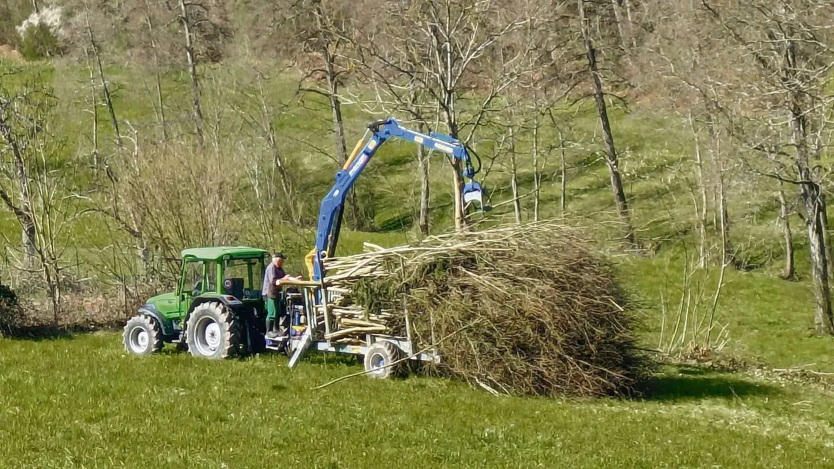 11640350c15b75f2560b9d8d929f16348830d552ffc5ef37946c8dc0934ec447 Sobald Jan Lüscher und sein Vater mit ihrer Arbeit fertig sind, wird das Schnittgut abgeholt.