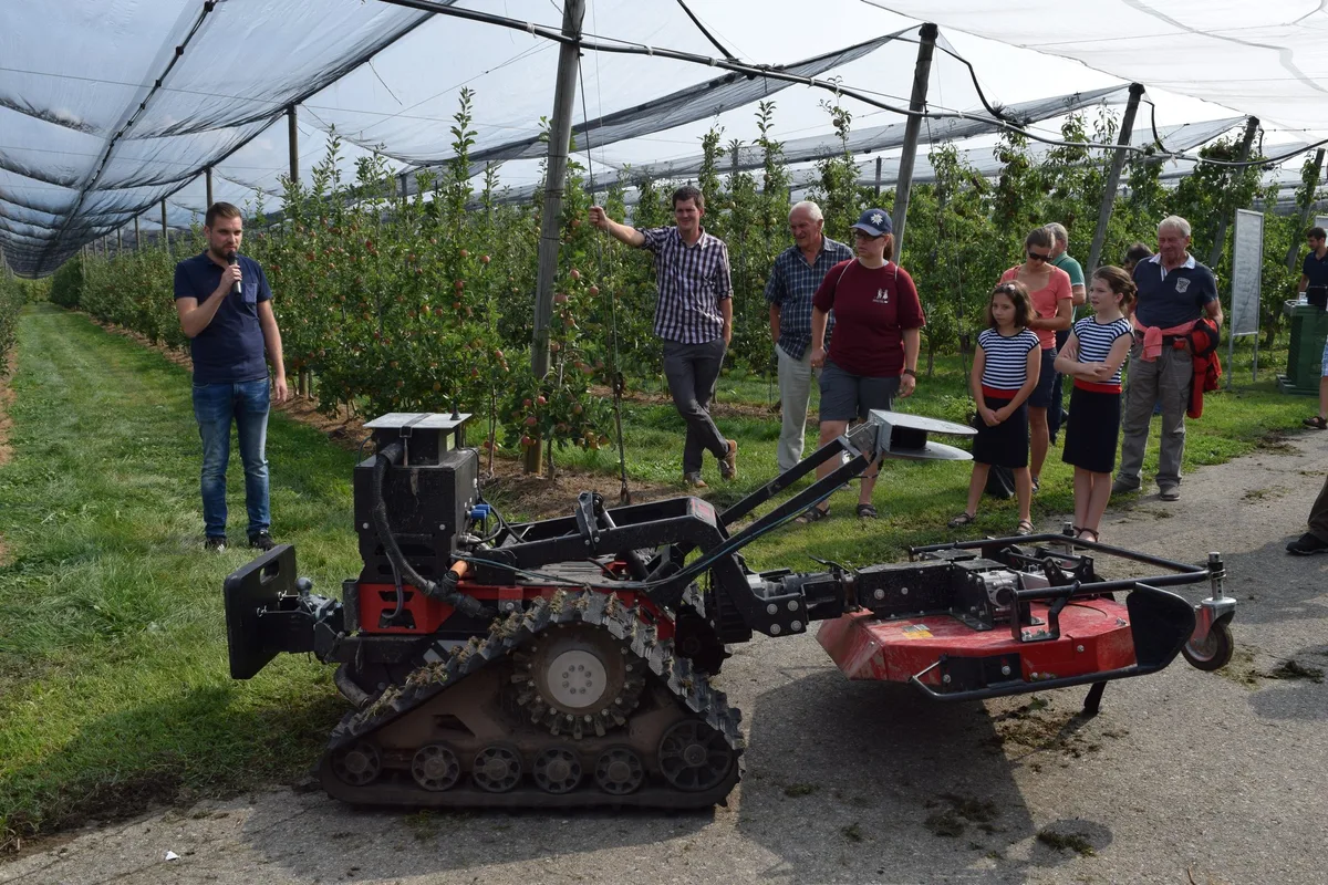 8322ff7e35efb38080872f21153bf3dc410e47ca Matthias Schächter (links) von der deutschen Firma Robot Makers kommentierte die Demo des Mulchroboters. (Bilder Stefanie Giger)