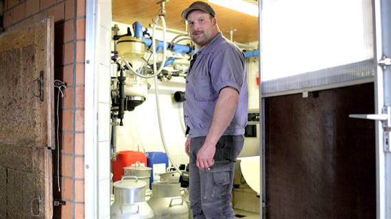 Überzeugter Milchbauer: Thomas Sempach produziert Milch für die Herstellung von Emmentaler-Käse. (Bild Flavian Cajacob)