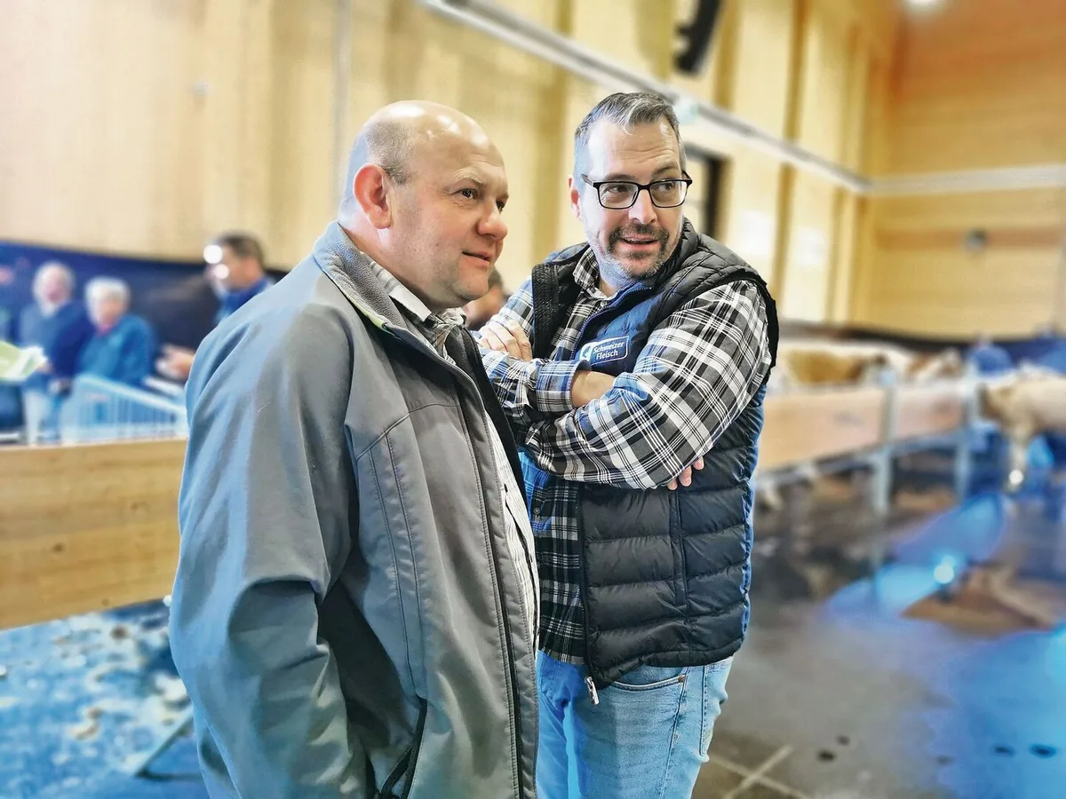 99ecc4e6b35ad7a01a83662a8e7a940b578a6daca132a068ecfad88aeba7adb7 Zwei Marktkenner: Stefan Muster (links) und Ernst Wandfluh wissen, wie der Handel läuft.