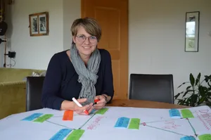 Esther Stricker bereitet ein Flipchart für ihren Kurs «kollegiales Coaching für Bäuerinnen» vor. Ihr ist wichtig, dass die Frauen gut vernetzt sind und sich gegenseitig stärken. (Bild Isabelle Schwander)