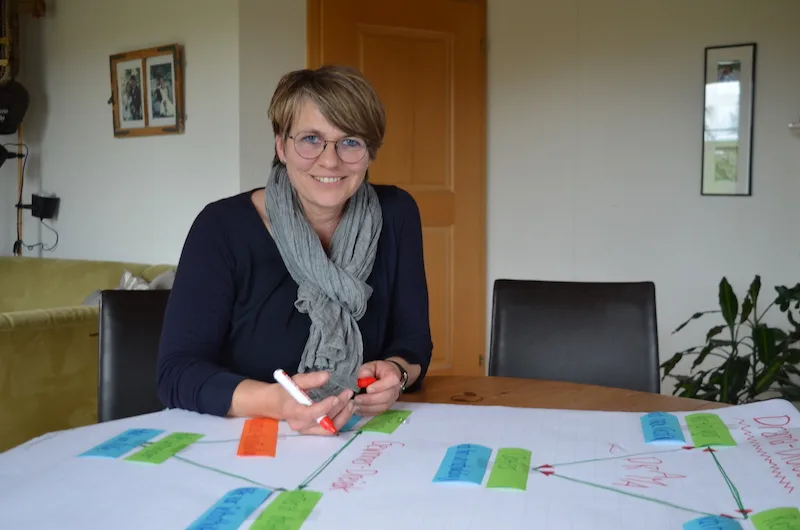 Esther Stricker bereitet ein Flipchart für ihren Kurs «kollegiales Coaching für Bäuerinnen» vor. Ihr ist wichtig, dass die Frauen gut vernetzt sind und sich gegenseitig stärken. (Bild Isabelle Schwander)