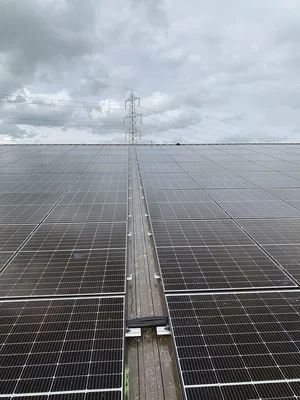 PV-Anlage auf einem Scheunendach. Wer den Strom ins Netz abnimmt, können die Bauern selber bestimmen.