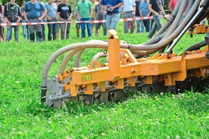 Warum nicht eine Überfahrt für zwei Arbeitsschritte nutzen? Bodennah ist für manche nicht genug: Die Gülle soll direkt eingearbeitet werden.