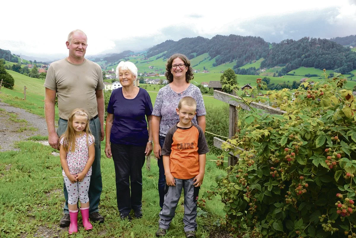 0c432cb5351f64f29bf8143eef38461db928eff8 Käthi Hofstetter (Mitte) mit Sohn Benedikt, Schwiegertochter Silvia und den Enkeln Nicole und Janik. Die Beobachtungen des Wetters sind zur Familiensache geworden.(Bild Annelies Bichsel)