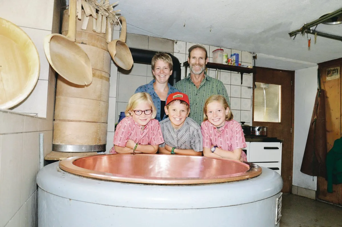 18fa9388492d1619539ffc948ffecac82cb6e718 Myrtha und Siegfried Fischli mit den Kinder Nina, Marc und Sara (v. l. n. r.) hinter dem Kessi, in dem sie den Alpziger herstellen.(Bilder Barbara Schirmer)