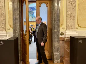 SBV-Präsident Markus Ritter hat die Agrarpolitik AP22+ im Nationalrat erfolgreich gestutzt. Auf der links-grünen Seite (im Hintergrund Nationalrätin Meret Schneider) kritisiert man die Bauernlobby und spricht von einem Bärendienst für die Schweizer Landwirtschaft.