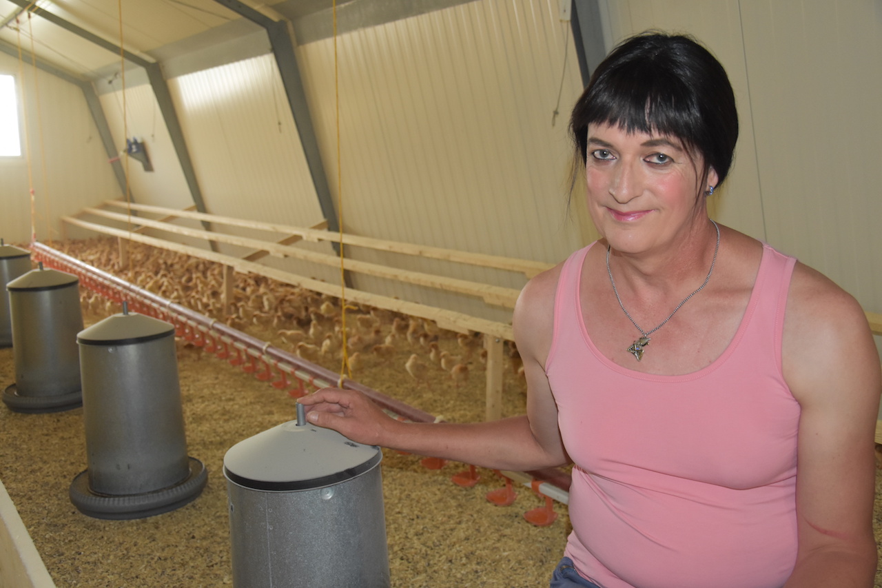 Stefanie Stalder ist Transbäuerin. Mit falschem Geschlecht geboren, erfüllte sie sich 48 Jahre später einen Traum und vollzog eine Geschlechtsanpassung. Einen weiteren Traum erfüllte sie sich mit ihrem Bio-Betrieb. Ihr Hauptbetriebszweig ist die Masthuhnhaltung. (Bilder Katrin Erfurt)