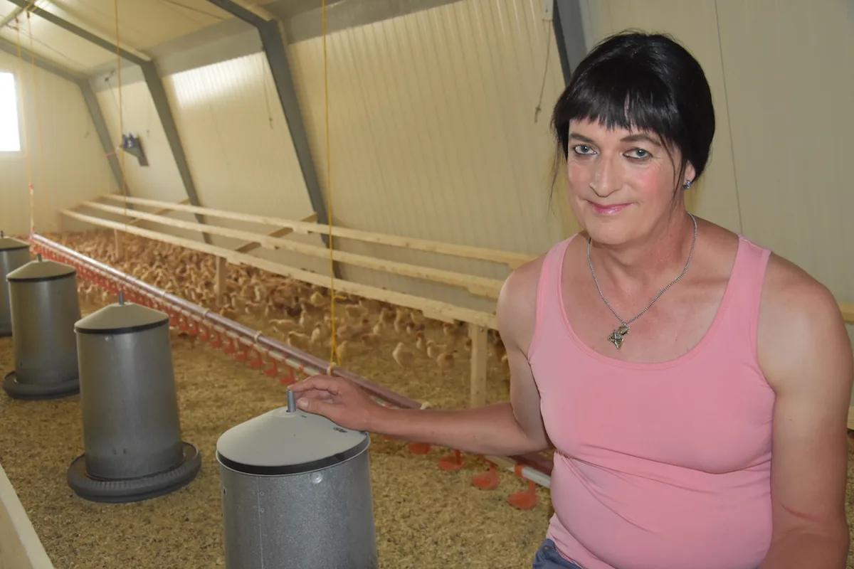 88b8d8edc53464a62cda38efe8b7f4a78175e204 Stefanie Stalder ist Transbäuerin. Mit falschem Geschlecht geboren, erfüllte sie sich 48 Jahre später einen Traum und vollzog eine Geschlechtsanpassung. Einen weiteren Traum erfüllte sie sich mit ihrem Bio-Betrieb. Ihr Hauptbetriebszweig ist die Masthuhnhaltung. (Bilder Katrin Erfurt)