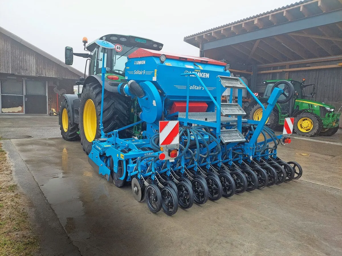 Die Sämaschine von Lemken ist bereits neunjährig und wird von neun Landwirten rege genutzt, sieht aber immer noch aus wie neu. In der Gemeinschaft sind alle gewillt, sich gut um die Maschinen zu kümmern. Im 2024 wurden 180 Hektaren gesät, womit die Kosten bei 38 Franken pro Hektare lagen.