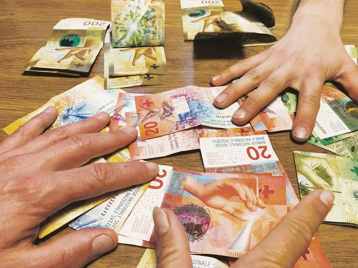8c1ac29a81d86c09c0ede901916a9c3f12263671 Die Geldflut führt zu einem Anlagenotstand. Banken sind deshalb eher grosszügiger geworden bei der Vergabe von Krediten, auch in der Landwirtschaft.(Bild BauZ)