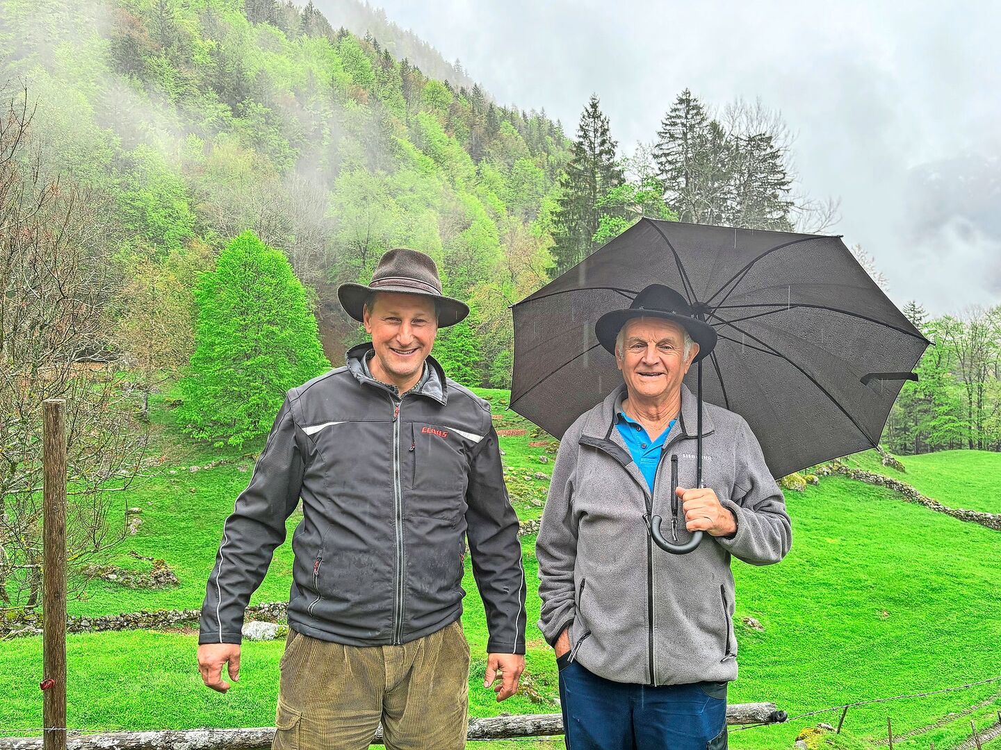 Der jetzige Pächter Michael Flück (links) mit dem Verpächter Simon Kohler. Seit 2019 bewirtschaftet Flück die Fläche Bräch.