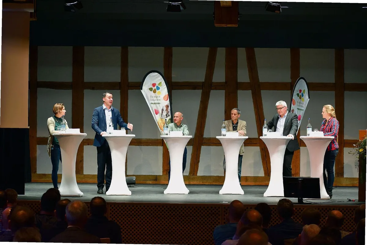 e39c1a5f1fd6c4d994881065c6f3ee7ffb86b1bf91b339a3b3b4195467df8d2d Die Diskussionsrunde am Podium der Berner Landwirtschaft vom vergangenen Freitag in Münsingen befasste sich mit dem Konsumenten (v. l. n. r.): Regina Moser, Martin Rufer, Matthias Meier, Mathias Binswanger, Christian Hofer und Aline Gerber.