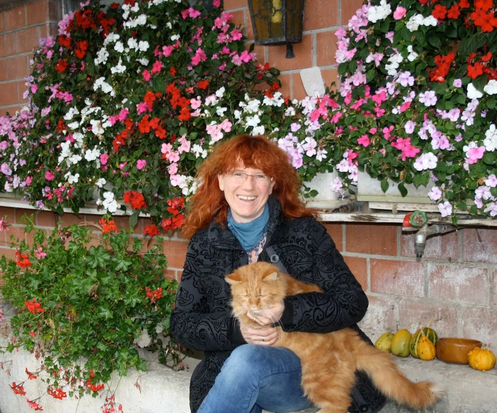 Schon von Weitem ist zu erkennen: Gabriela Peter vom Rosenhof in Thunstetten BE liebt Blumen. (Bild: bma)
