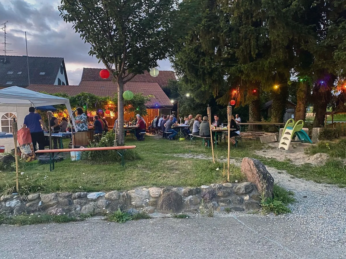 de2bdc232f024d47a832a6c99afc3e86b26ac0b691bcbb01e9be17f31874eec3 Die Partydekoration sorgt beim ungezwungenen Kennenlernen für schönste Atmosphäre.