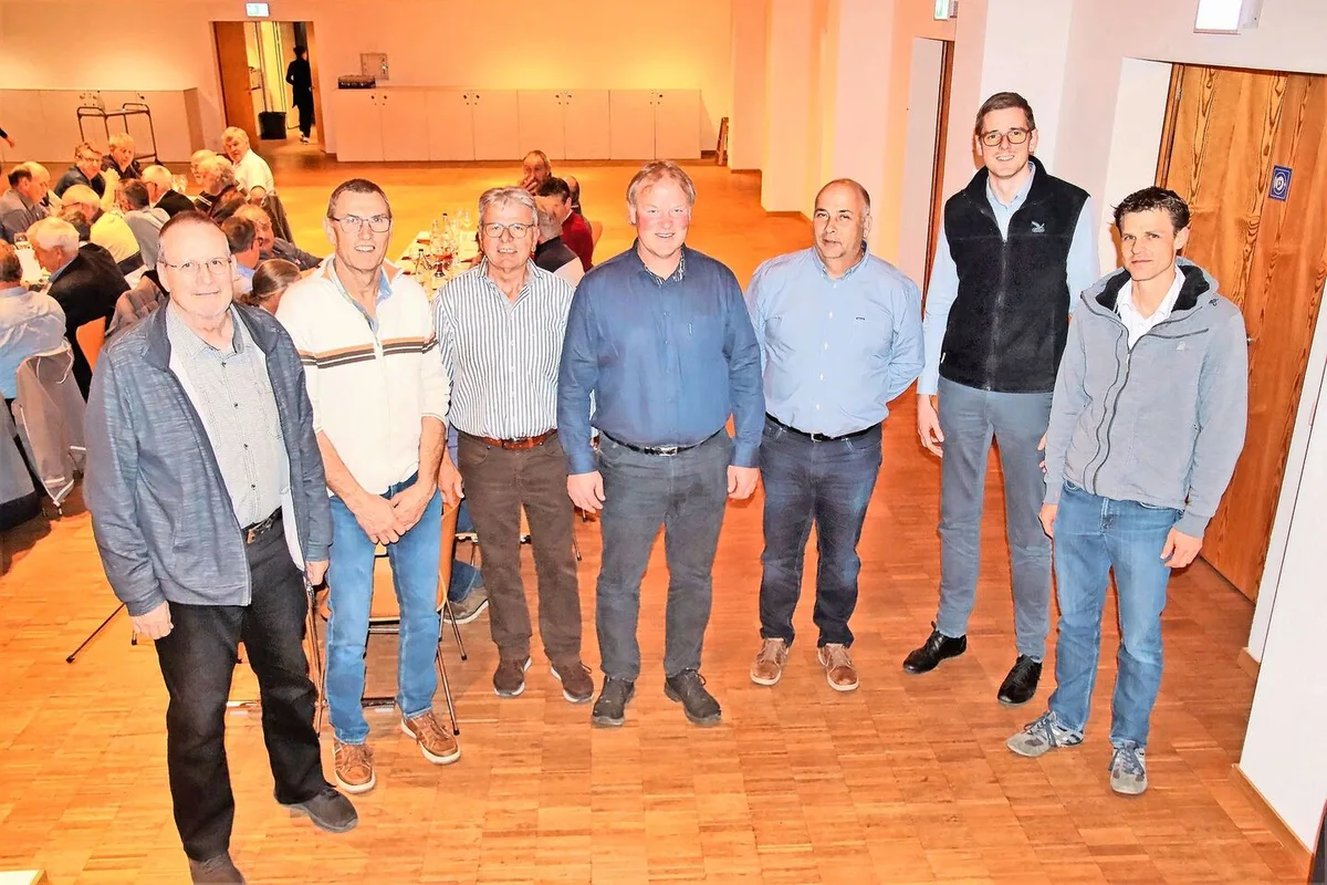 bcaf2d876256f6474b2b41d9157b0d7850af7625d45484bbb21b6887b4ba61dd Rücktritt von Peter Meier, Hanspeter Räz und Christian Meier. Markus Frei wird Präsident, die neuen Verwaltungsmitglieder sind Daniel Frei, Stefan Frischknecht und Beat Schreiber (v. l.).