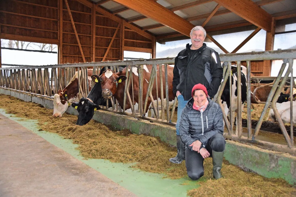 8657890c6a0b42a65234bad3138919aad0b28af3b3d33629c36c3769045edc95 Vreni und Martin Kamber haben mit Sohn Stefan und dessen Familie (fehlen auf dem Bild) in einen Laufstall investiert.