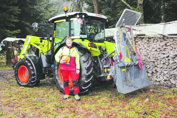 5efd0b17d990f64519a404b0dcb3dd6a7507d805 Ruedi Burgherr ist selber Waldbesitzer und arbeitet oft und gerne im Wald. Dabei kann er gleich die Sicherheitsausrüstung auf seine Tauglichkeit prüfen. (Bild zVg)