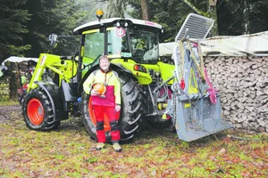 Ruedi Burgherr ist selber Waldbesitzer und arbeitet oft und gerne im Wald. Dabei kann er gleich die Sicherheitsausrüstung auf seine Tauglichkeit prüfen. (Bild zVg)