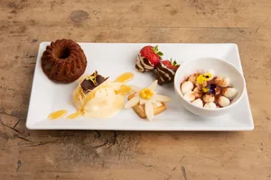 Als Dessert zaubert Eliane Schürpf Schwarzdorncrème, Schoggi-Kirsch-Muffins und Löwenzahnhonig-Glace.