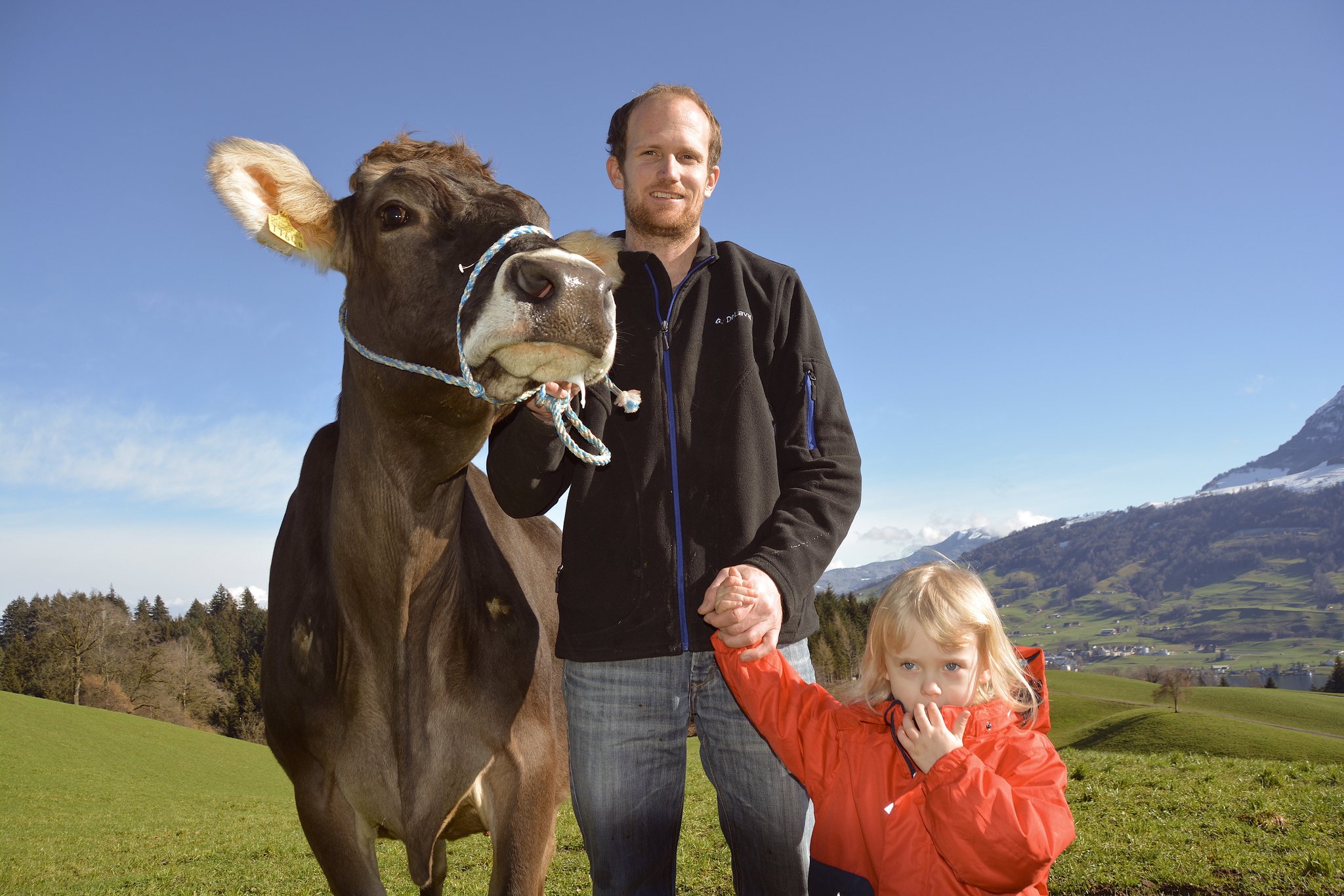 Roman Zimmermann und Töchterchen Lea mit einer bald zehnjährigen, mittelrahmigen Huxoy-Tochter. (Bild Armin Emmenegger)
